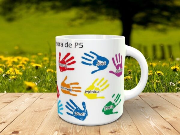 Taza personalizada para maestra con nombres en las maños