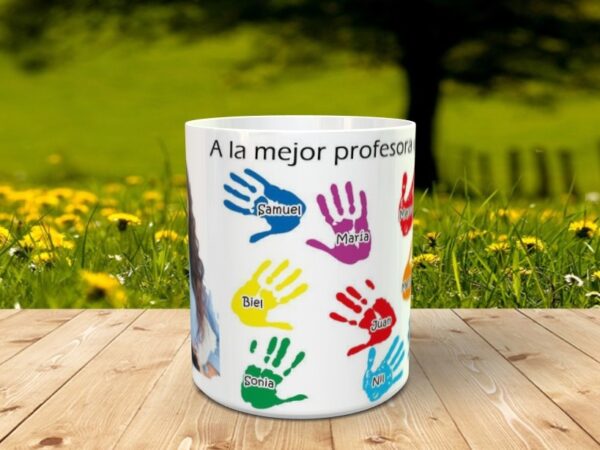 Taza personalizada para maestra con nombres en las maños