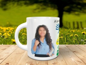 Taza personalizada para maestra con nombres en las maños