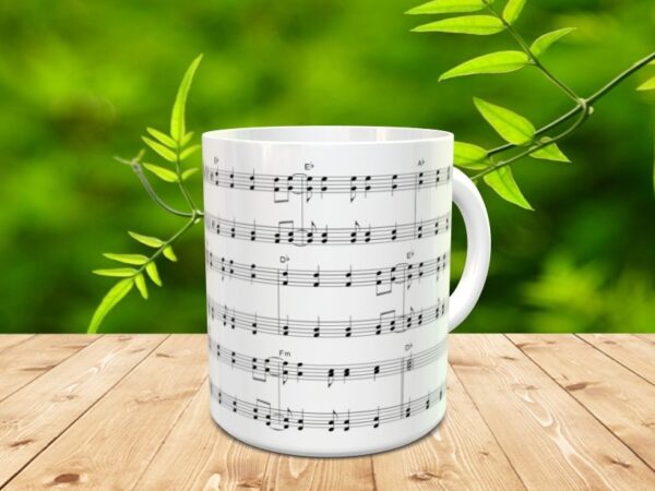 Taza con frase sugerente y partitura