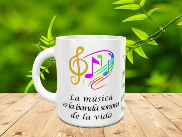 Taza con frase sugerente y partitura