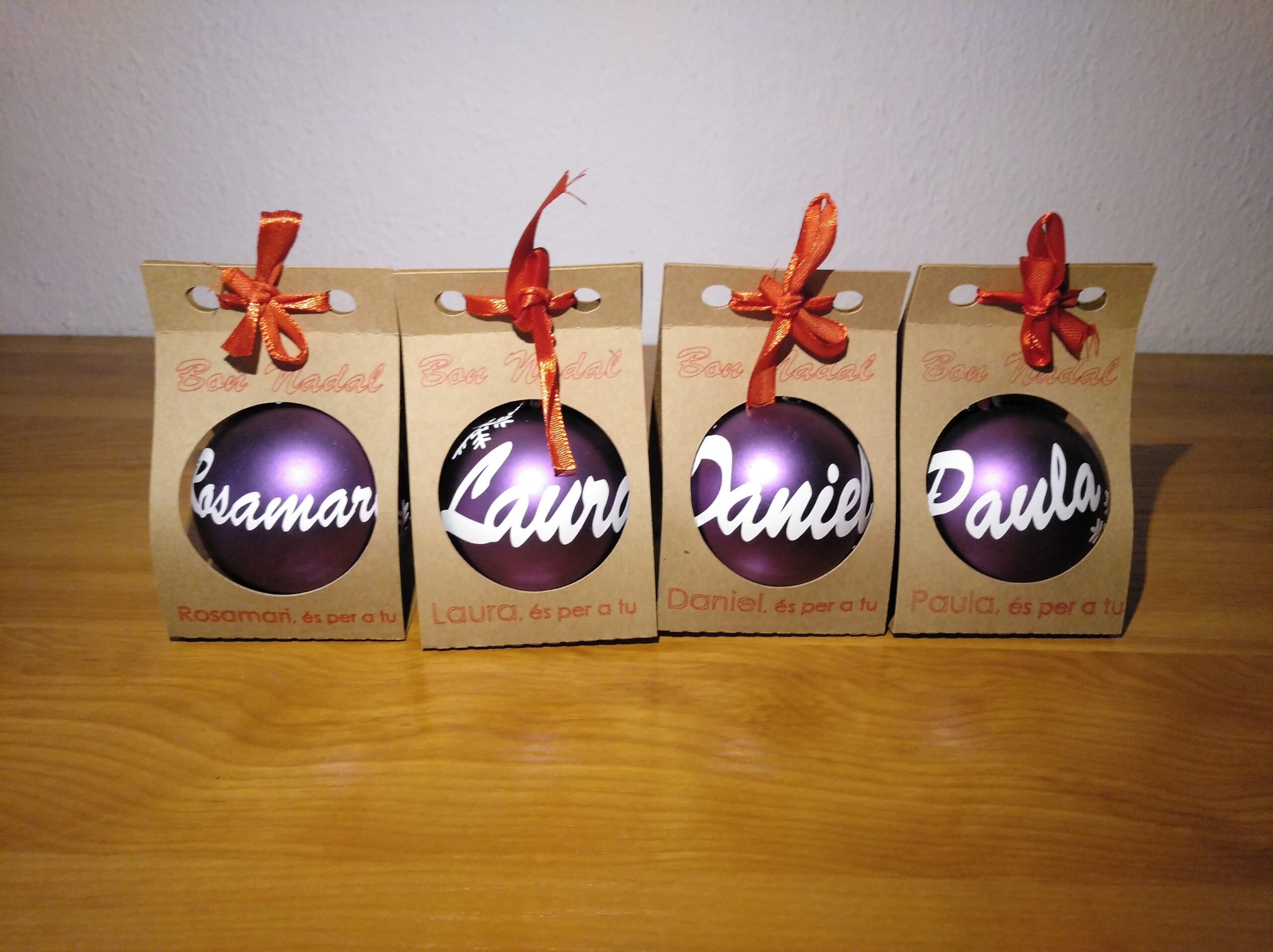 Bolas de navidad con nombre color lila
