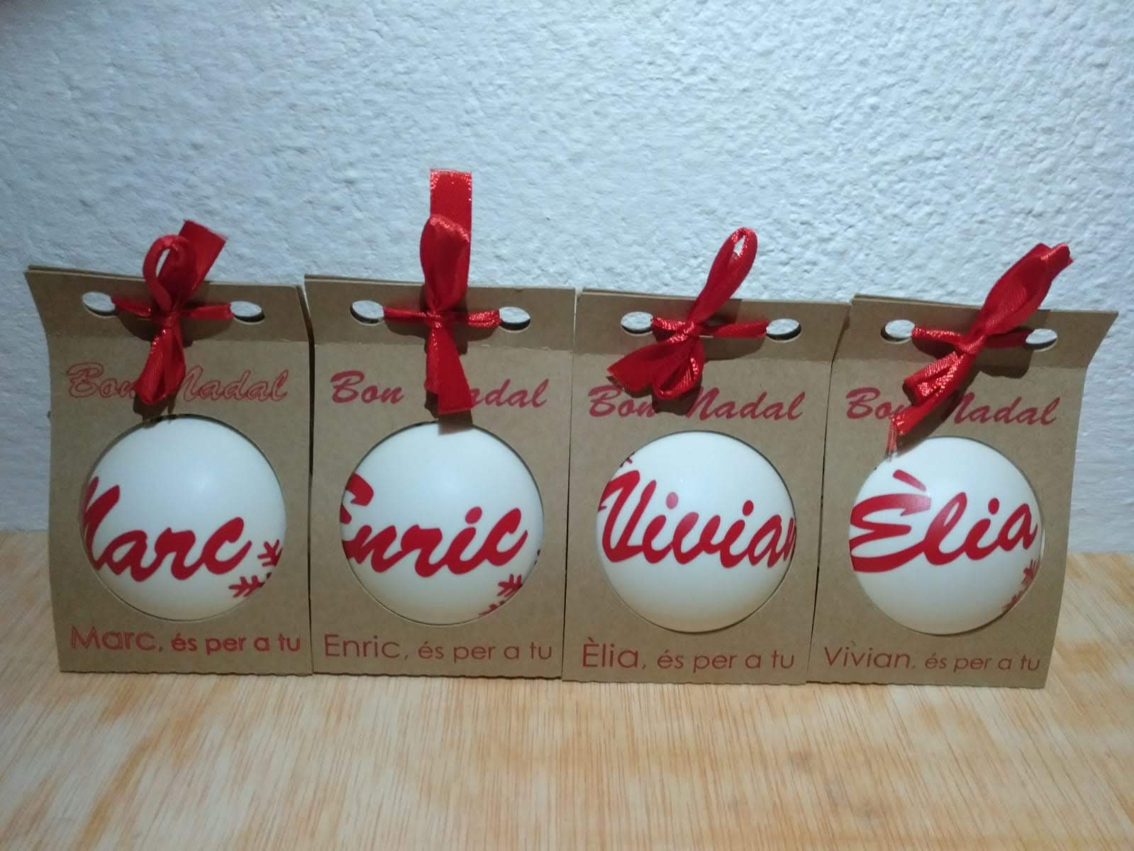 Bolas de navidad blancas con nombres en rojo