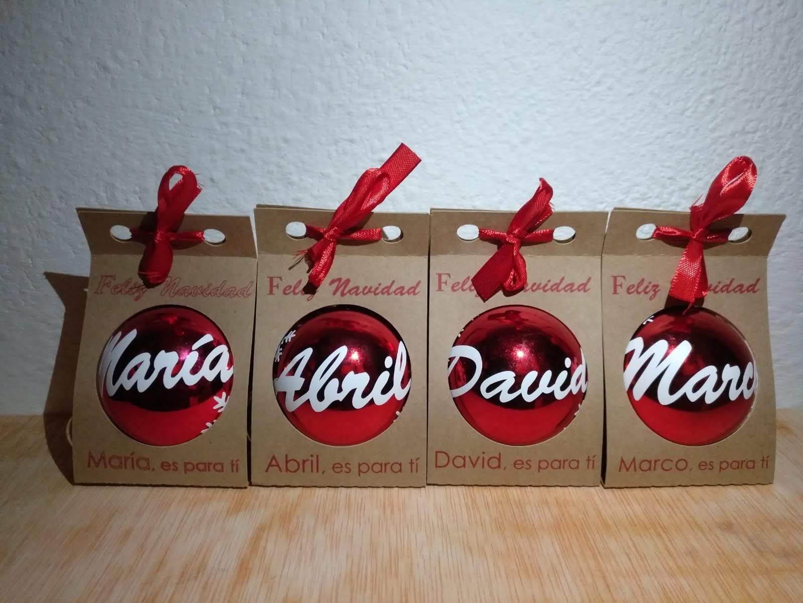 Bolas de navidad con nombre rojas