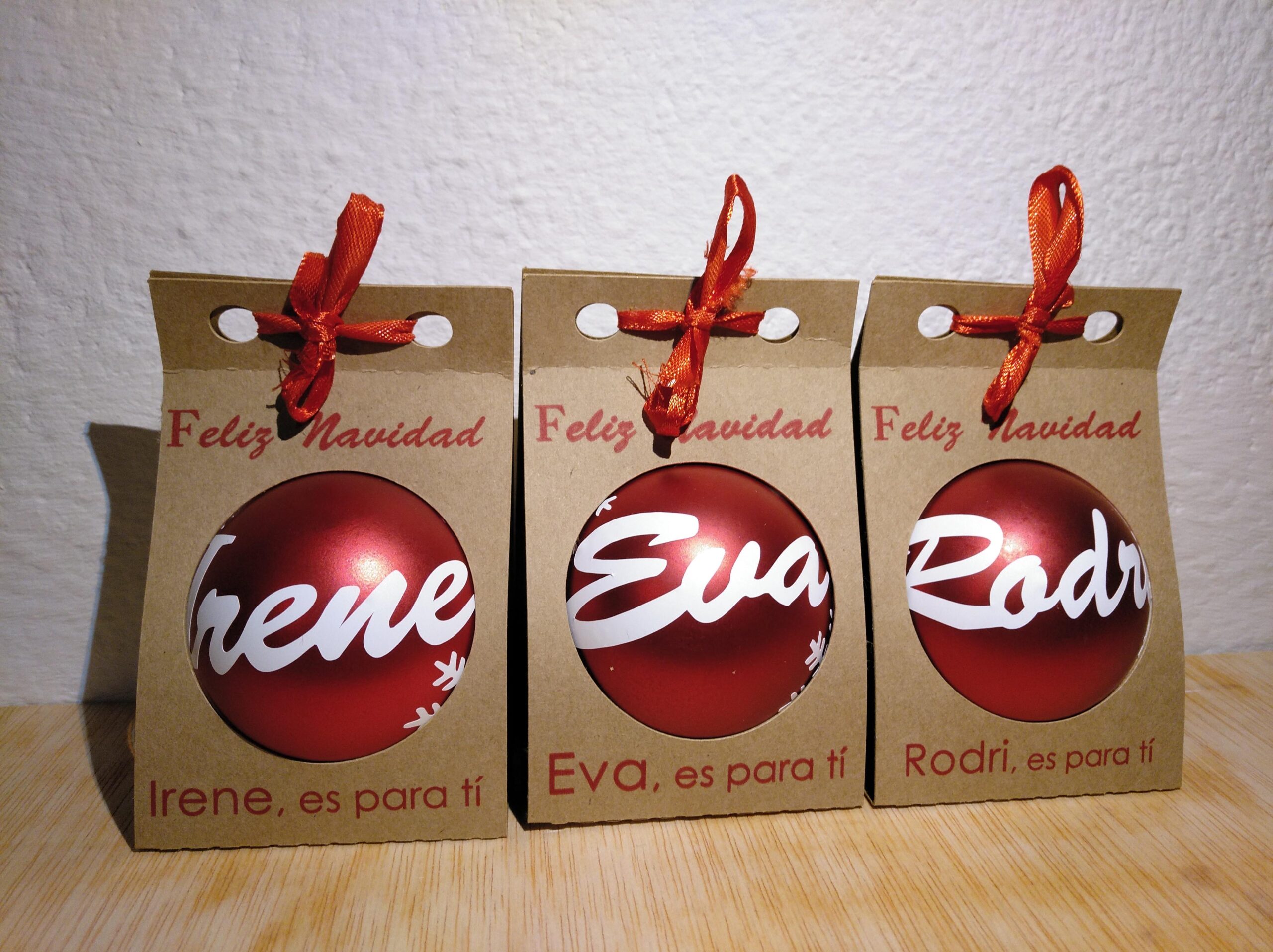 Bolas de navidad rojas con letra blanca