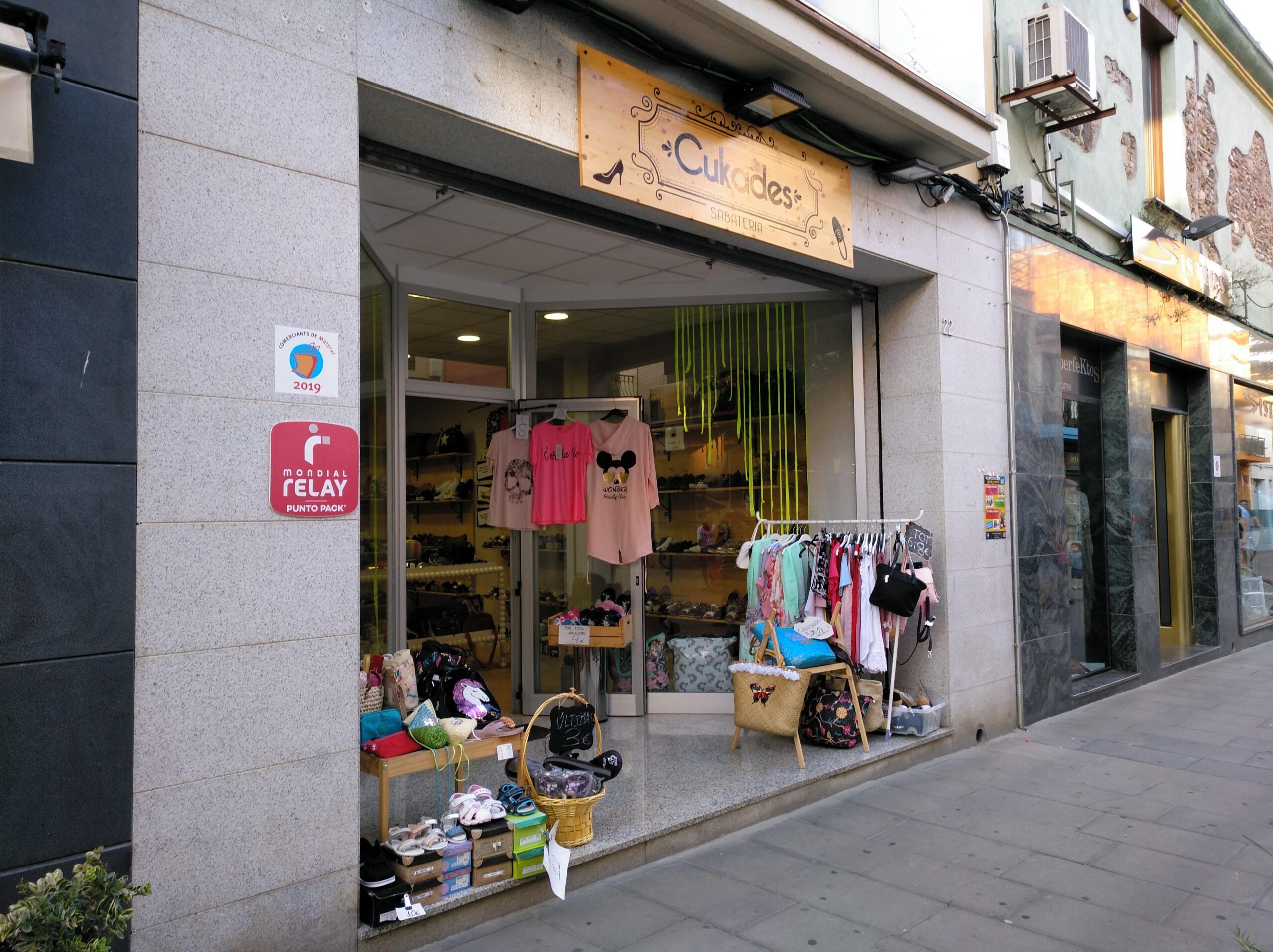Zapatería Cukades distribuidor de bolas de navidad en Malgrat de Mar